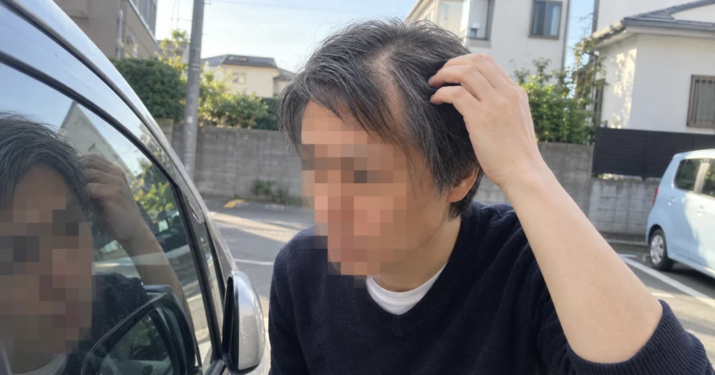 車を見ながら「もっと早く知りたかった」と振り返る画像
